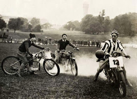 Partido de fútbol en motocicletas