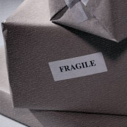 colis avec étiquette Fragile