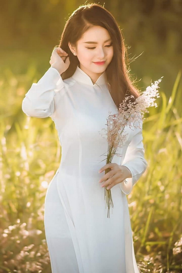 Thiếu nữ  áo dài trắng