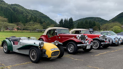 Lotus Seven, MP Lafer e Morgan numa só foto. Isso foi possível no Japão.