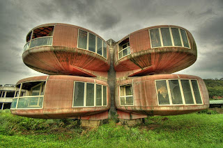 Buildings built by Creativity: The Ufo House ( Sanjhih , Taiwan )