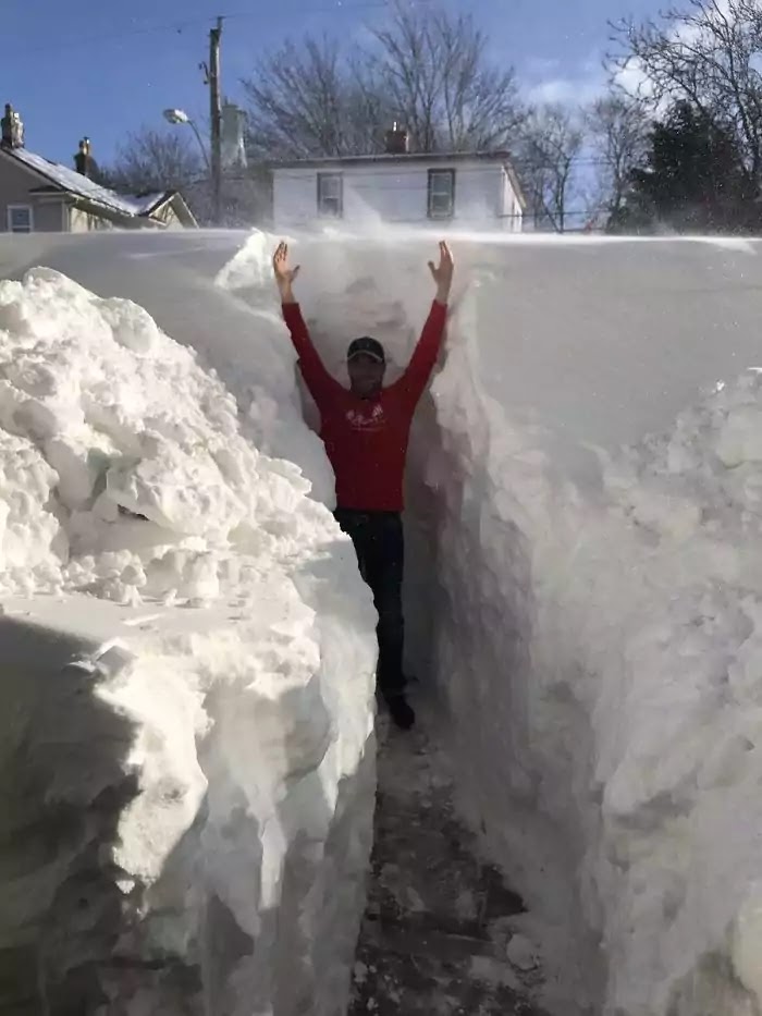 28 Epic Pictures Prove That A Blizzard Can't Scare Canadians