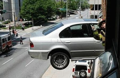 Acidente de automovel que parece ter penetrado em prédio alto