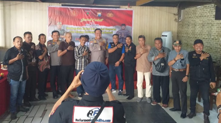 Polda Sulsel Gelar Jumat Curhat Di Kec. Rappocini Makassar,  TNI Polri dan Masyarakat Sepakat Sukseskan Pemilu 2024