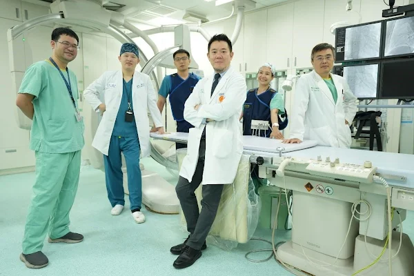 ▲中國醫藥大學兒童醫院心臟科團隊經過多次討論與審慎評估，決定採用新式心導管術式-「經導管三尖瓣膜置換術」，成功為小琪完成瓣膜置換手術。（中醫大兒童醫院提供 ）