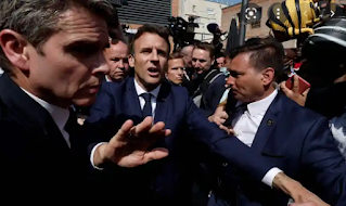 Macron pelted with tomatoes in his first field trip since his election victory On his first field trip since winning the presidential election, French President Emmanuel Macron was pelted with tomatoes at a market near the French capital, Paris.  French President Emmanuel Macron was pelted with tomatoes on Wednesday during a field trip to a market near Paris, his first since winning a new presidential term on Sunday, AFP correspondents reported.  As the president was chatting with passersby in the middle of the Cergy-Pontoise market in the northwestern suburb of Paris, cherry tomatoes were thrown at him.  The security personnel who were guarding the president opened an "umbrella" to protect him and escort him to the closed area in the market.  Those close to Macron denied that the tomato had hit the president, explaining that the parachute was opened due to the tension in the crowds.  The field trip is Macron's first since he won a second presidential term, and it generally took place in a calm atmosphere, according to AFP correspondents who reported that the tension was related to the crowds rushing to approach him.  On Sunday, Macron won a second presidential term with 58.55% of the vote, compared to 41.45% for his far-right rival Marine Le Pen, according to official figures approved on Wednesday by the Constitutional Council in charge of overseeing the proper conduct of elections and the constitutionality of laws.  The poll witnessed an electoral boycott of 28.01%.  "Emmanuel Macron has won the absolute majority of votes, so the Constitutional Council announces that Mr. Emmanuel Macron has been elected President of the Republic," said the President of the Constitutional Council, Laurent Fabius.  "In general, the rules of the electoral process were respected," he added.     Anti-Islam graffiti on the walls of two mosques in southern France The French newspaper "La Provence" said that anti-Islam hate speeches were written on the walls of two mosques in Aix-en-Provence, southern France. For his part, a member of the municipal council, Salah El-Din Koel, condemned the incident, describing it as a "scandal."  Anti-Islam graffiti was spotted on the walls of two mosques in Aix-en-Provence, southern France.  According to the local newspaper, La Provence, on Wednesday, the writings were spotted in the late night hours of April 25.  The newspaper added that municipal teams immediately cleared the ferries.  Municipal Council member Salah El-Din Koel condemned the incident, describing it as a "scandal."  The Public Prosecution opened an investigation into the incident.