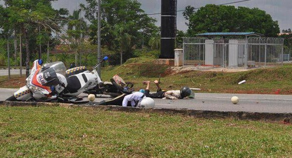 Lelaki Bangga Langgar Polis