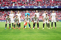 SEVILLA F. C. Temporada 2021-22. Rakitic, Joan Jordan, Bono, En-Nesyri, Fernando, Diego Carlos. Suso, Papu Gómez, Jesús Navas, Koundé, Acuña. SEVILLA F. C. 1 F. C. RED BULL SALZBURG 1. 14/09/2021. Liga de Campeones de la UEFA, fase de grupos, Grupo G, 1ª jornada. Sevilla, estadio Ramón Sánchez Pizjuán. GOLES: 0-1: 21’, Susic, de penalti. 1-1: 42’, Rakitic, de penalti.