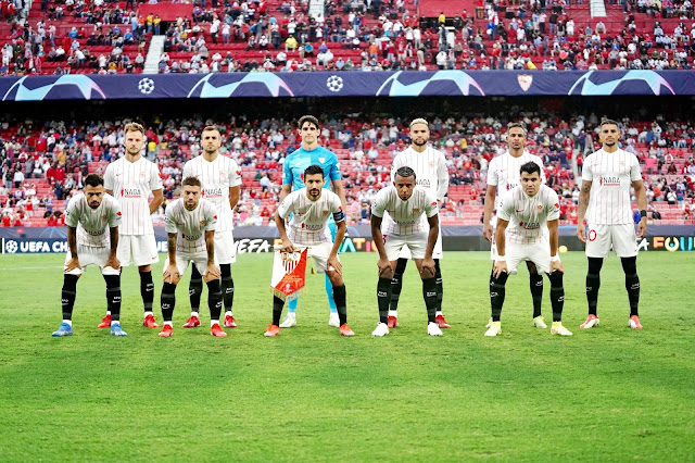 SEVILLA F. C. Temporada 2021-22. Rakitic, Joan Jordan, Bono, En-Nesyri, Fernando, Diego Carlos. Suso, Papu Gómez, Jesús Navas, Koundé, Acuña. SEVILLA F. C. 1 F. C. RED BULL SALZBURG 1. 14/09/2021. Liga de Campeones de la UEFA, fase de grupos, Grupo G, 1ª jornada. Sevilla, estadio Ramón Sánchez Pizjuán. GOLES: 0-1: 21’, Susic, de penalti. 1-1: 42’, Rakitic, de penalti.