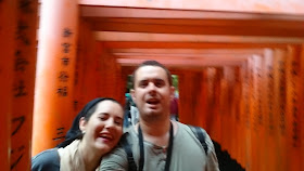Carlos y Pili con torii rojos en Fushimi Inari