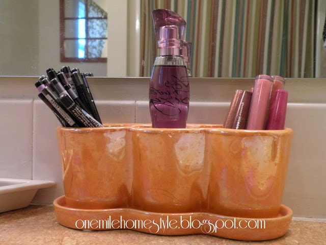 One Mile Home Style Pretty Make-Up Organizer