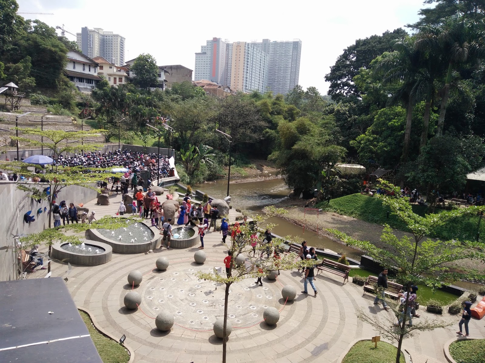 Aditya Parama Setiaboedi Teater Pinggir Sungai Di Taman Teras