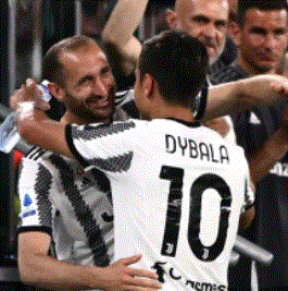 Dybala et Chiellini lors d’un match de foot