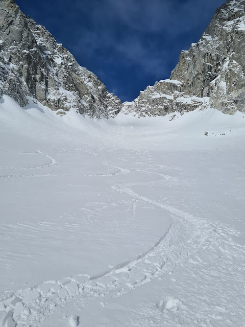 Neve fresca su crosta da fusione e rigelo portante – Anterselva. (Foto: Edmund Messner, 26.02.2023)