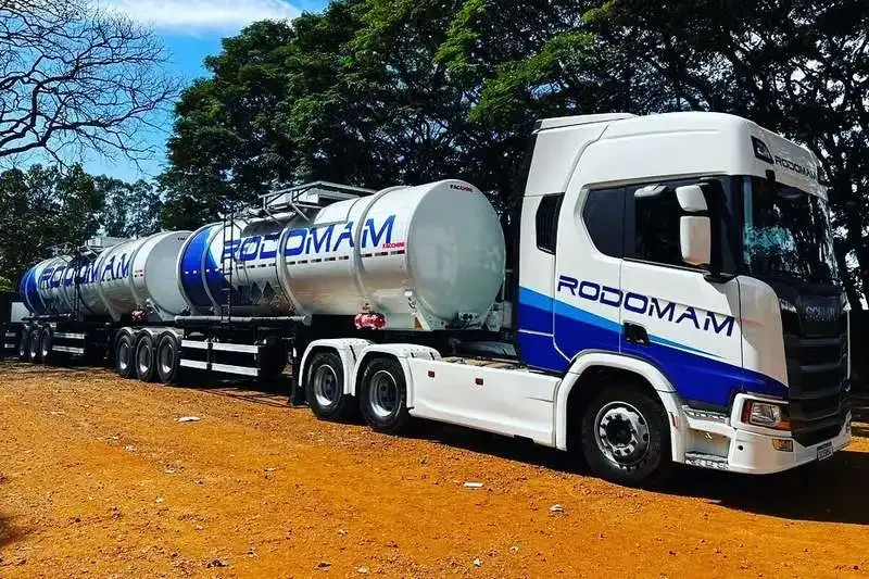 Scania com bitrem tanque da Rodomam Transportes