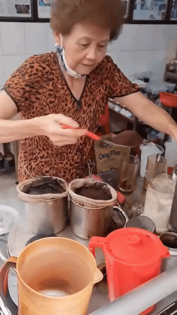 Kinh ngạc với hình ảnh siêu đông đúc lúc 2 giờ sáng tại quán cà phê âm phủ, không hổ danh địa điểm ruột của giới trẻ - Ảnh 2.