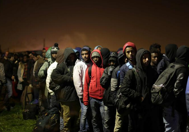 Svuotato il barcone dei migranti. Conte-Salvini: vengano redistribuiti o non sbarcano