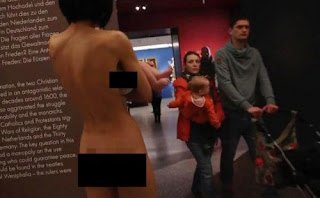 telanjang di museum