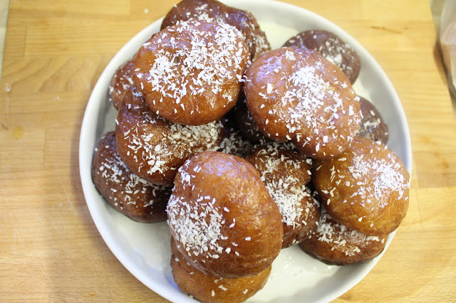 Pączki domowe z marmoladą różaną i domowym lukrem cytrynowym