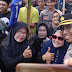  Berbagi Air Minum Saat Aksi Damai Buruh, Kapolres Situbondo Diserbu Emak-Emak Minta Selfie