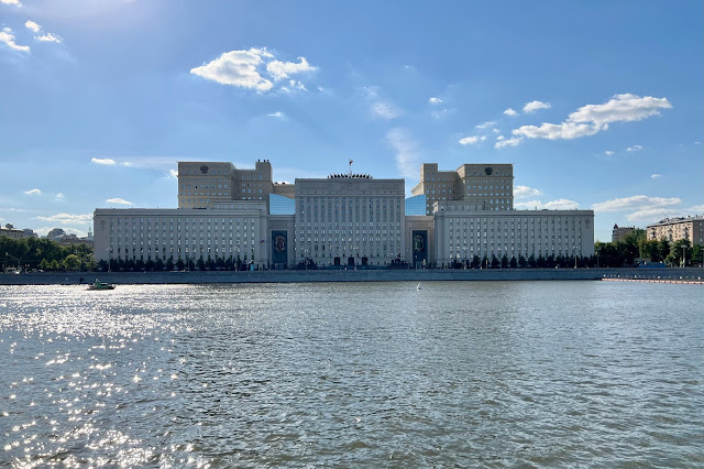 Парк Горького, Пушкинская набережная, Москва-река, вид на Национальный центр управления обороной РФ