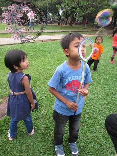 Main Buih Sabun di Taman Tasik Shah Alam