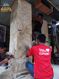 Pilar teras rumah motif pemandangan dibuat dari batu putih / batu jogja