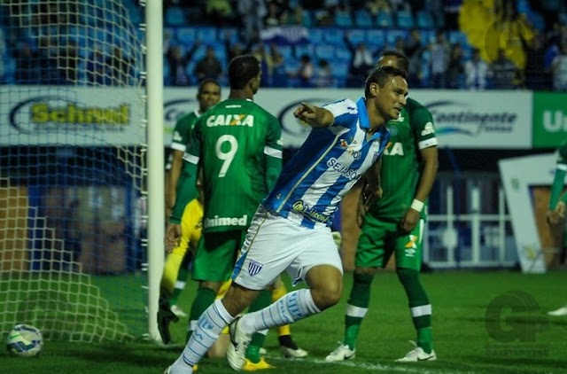 Chapecoense dorme na primeira etapa e perde para Avaí na Ressacada.