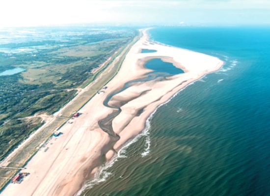 De Zandmotor bij Kijkduin. Foto Rijkswaterstaat. In: Water Governance, water-governance.nl