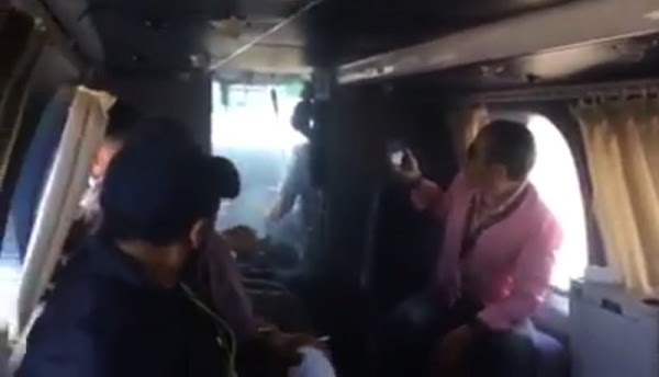 Manifestantes en Oaxaca reciben con cohetones a EPN; uno impacta helicóptero presidencial.