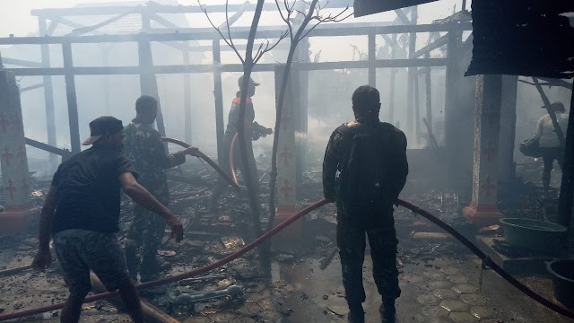 Empat Rumah Warga Ludes Terbakar di Getas Wonosalam, Anggota Koramil 03/Wonosalam Dan Polsek Bantu Padamkan Api