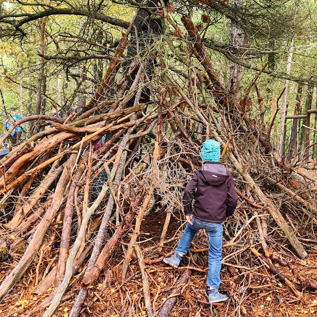 Klitplantagen in Dänemark: Liebenswerte Küstenwäldchen zum Spazierengehen und Wandern & die Tversted Klitplantage. Das Tipi aus Holz auf dem dänischen Waldspielplatz hat unseren Kindern besonders gut gefallen.