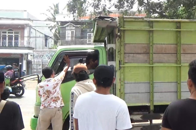 Puluhan peternak ayam petelur Lotim cegat truk pengangkut telur asal Jawa dan Bali