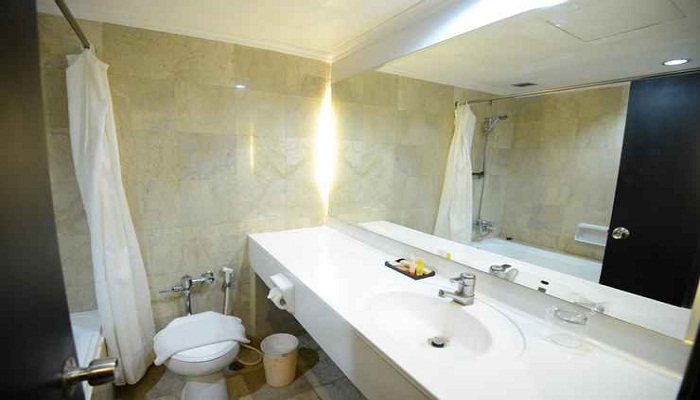 Grand Hotel Surabaya Bathtub