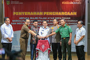Pj Wali Kota Banda Aceh Serahkan Penghargaan bagi 30 Wajib Pajak