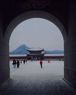 눈내린 광화문과 경복궁은 묘한 매력을 줍니다.