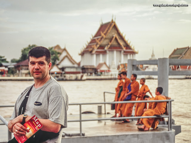 Monjes en el muelle del Chao Praya, Bangkok, Tailandia, por El Guisante Verde Project