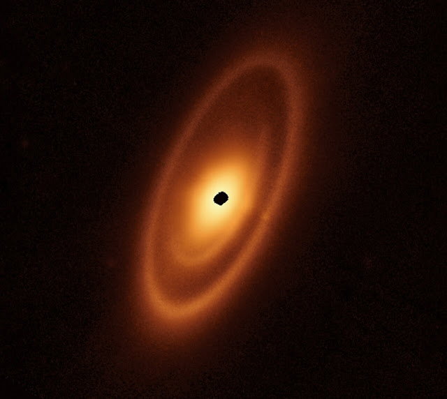 Anéis registrados em torno da estrela Fomalhaut pelo Telescópio Espacial James Webb - NASA - JWST