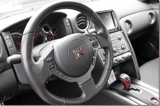 Nissan-GT-R_2012_1600x1200_wallpaper_1e