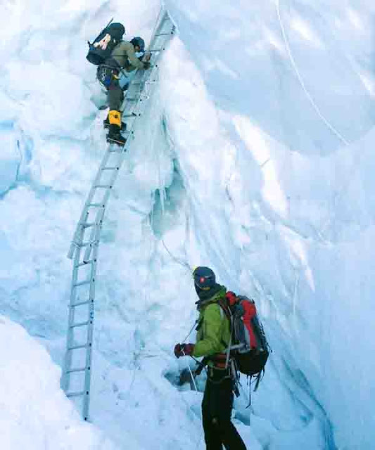 sherpa helpful in climbing expedition