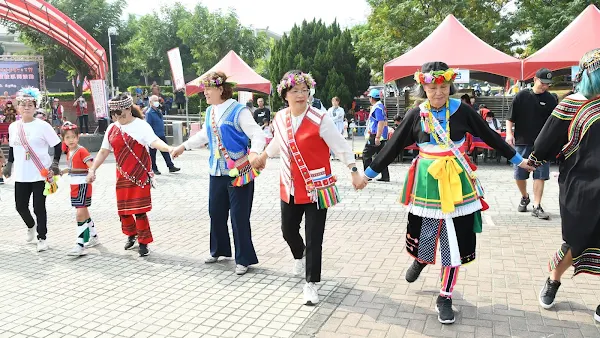 ▲彰化縣原住民族文化節暨傳統體能競技系列活動於今天在彰化縣立體育館圓形廣場舉辦，彰化縣長王惠美、縣議員陳榮妹等人與會同樂。（記者林明佑翻攝）