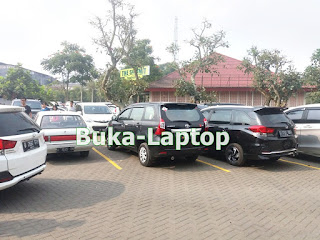 Parkir Mobil Depan Pintu Masuk Utama Floting Market