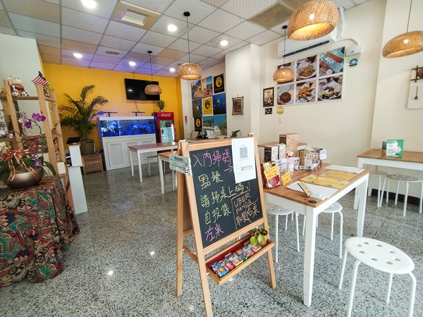 台中東區寶林咖啡館自由店馬來西亞素食料理，道地椰香飯經典小吃