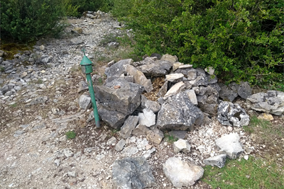 Buzón algo oculto en la cima de Hornillo