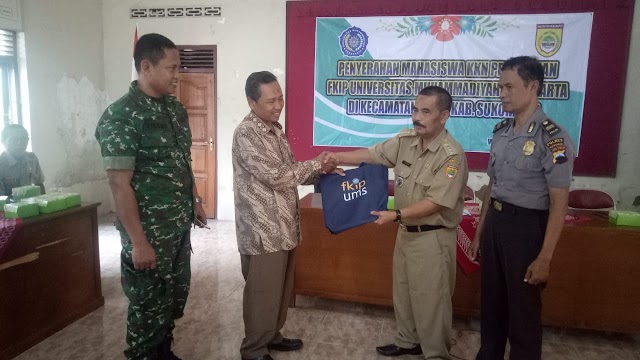 PENYERAHAN MAHASISWA KKN DARI FKIP UMS DI WILAYAH KECAMATAN WERU