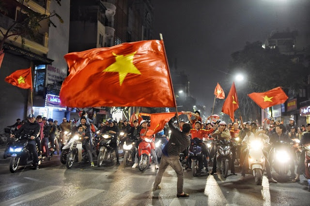 Bóng đá Việt: Nền và nóc