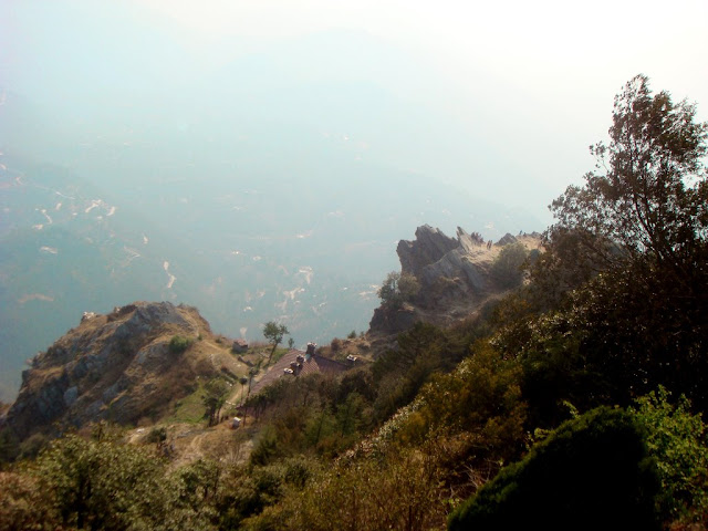 MUKTESHWAR & NAINITAAL: Next to the temple is the Chauli Jali. It is a natural latticework on the rock.