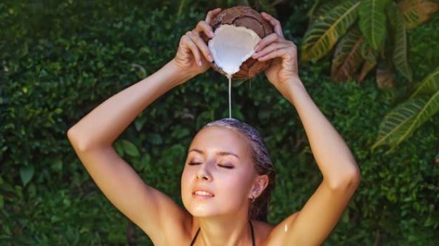 Langkah Melembabkan Rambut Dengan Santan Kelapa