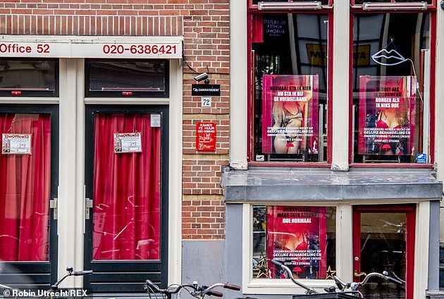 Amsterdam, viene dato il via libera per riaprire il quartiere con le luci rosse