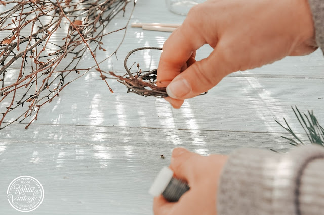 aus Zweigen Nest formen - Winterdeko-Idee mit Blumenzwiebeln